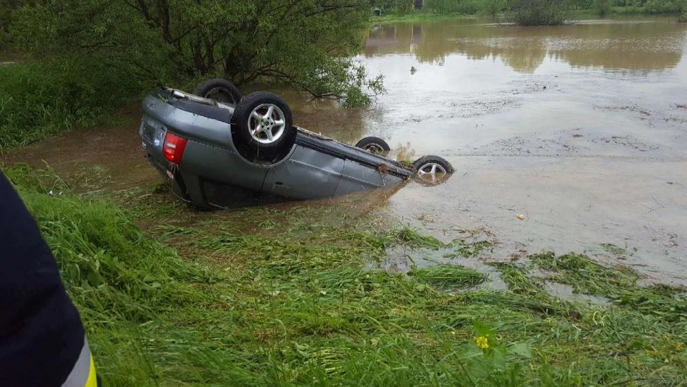 Kierująca mogła utonąć w wezbranym stawie