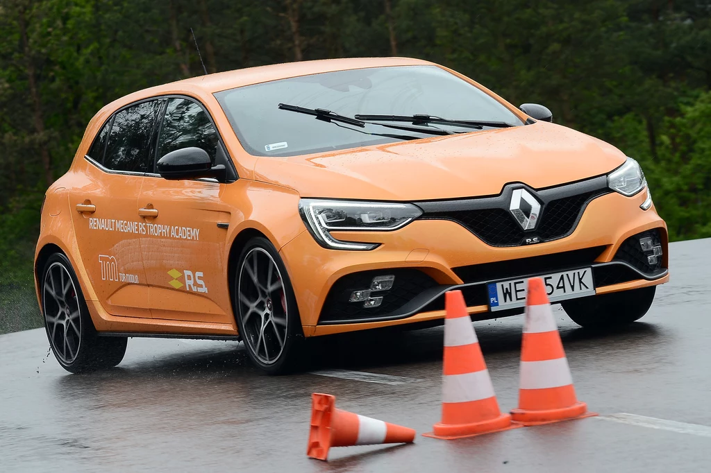 Megane R.S. trophy zaskakuje precyzją prowadzenia. Pomagają w tym skrętne koła tylnej osi