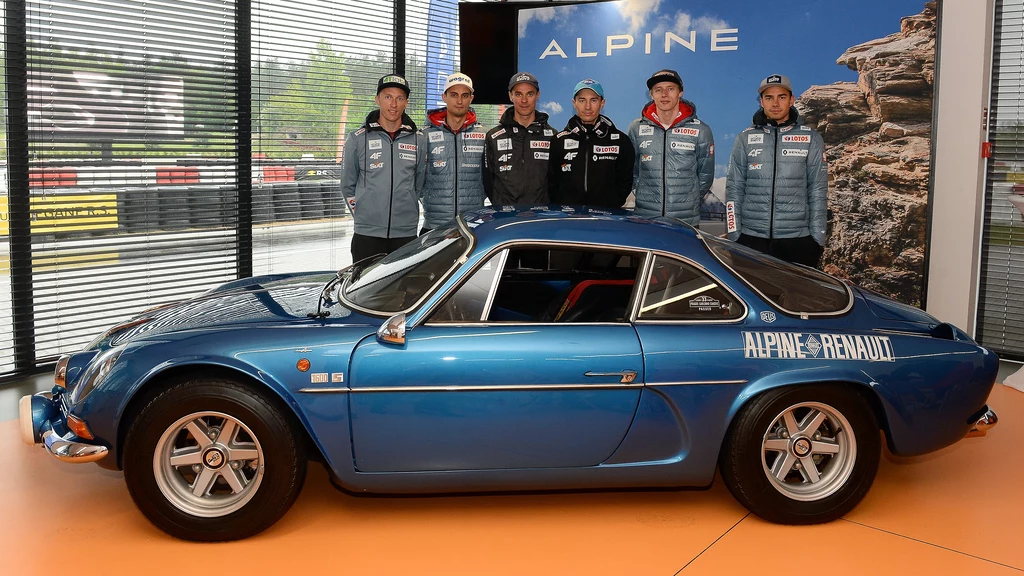 Kadra polskich skoczków narciarskich i legendarne renault alpine A110