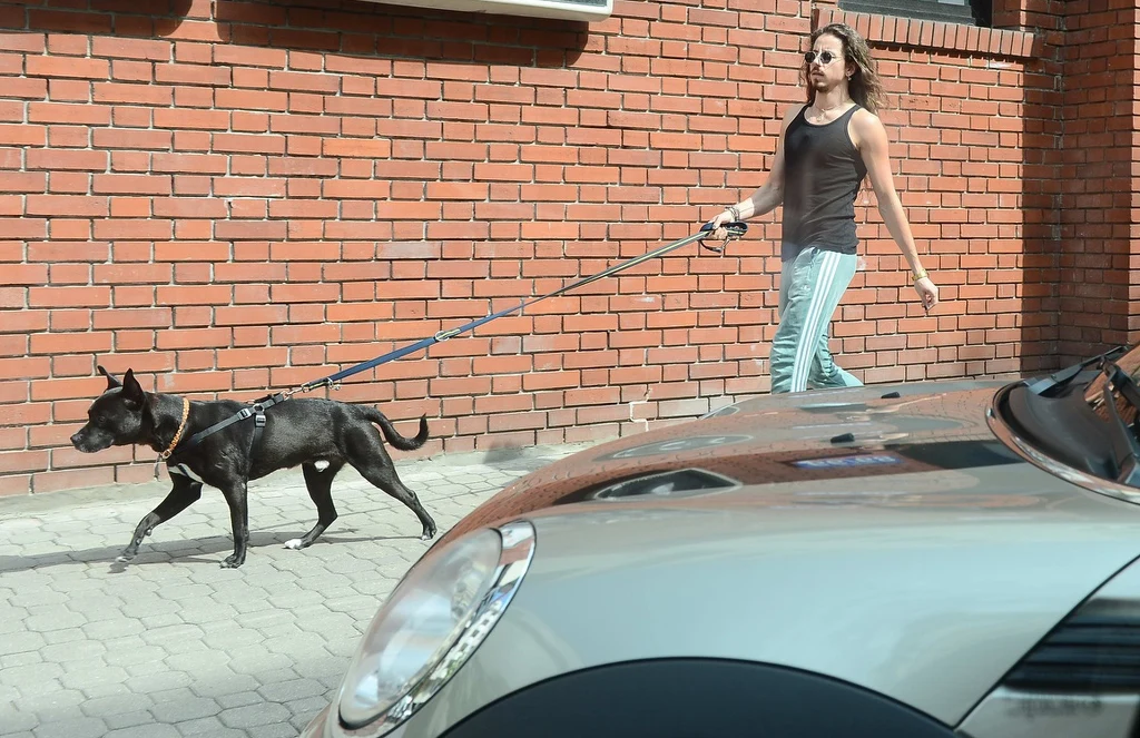 Michał Szpak z psem Michał Szpak z psem