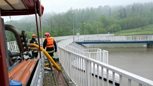 Strażacy pracujący przy zbiorniku w Wilkowicach