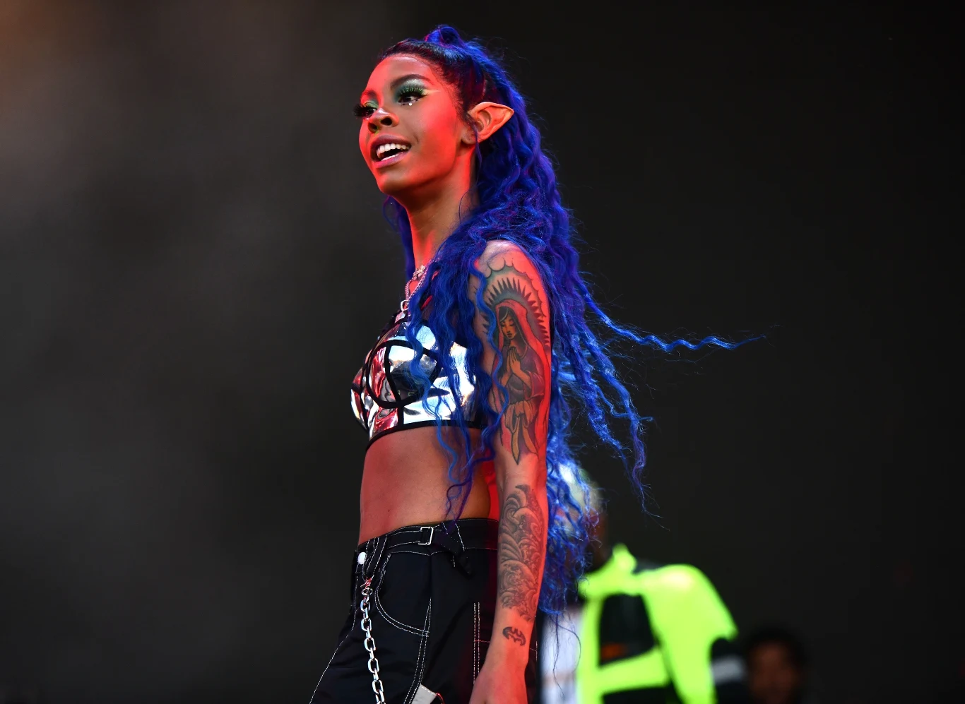 Charakteryzują ją odważne kreacje, mocne teksty kawałków i silny głos. Potrafi też dbać o swój wizerunek, zdaje sobie bowiem sprawę z tego, że sama muzyka w dzisiejszych czasach to nie wszystko. Lubi zmieniać swój wizerunek. Podczas jednego z ostatnich koncertów zaskoczyła fanów przeobrażając się w elficę. 