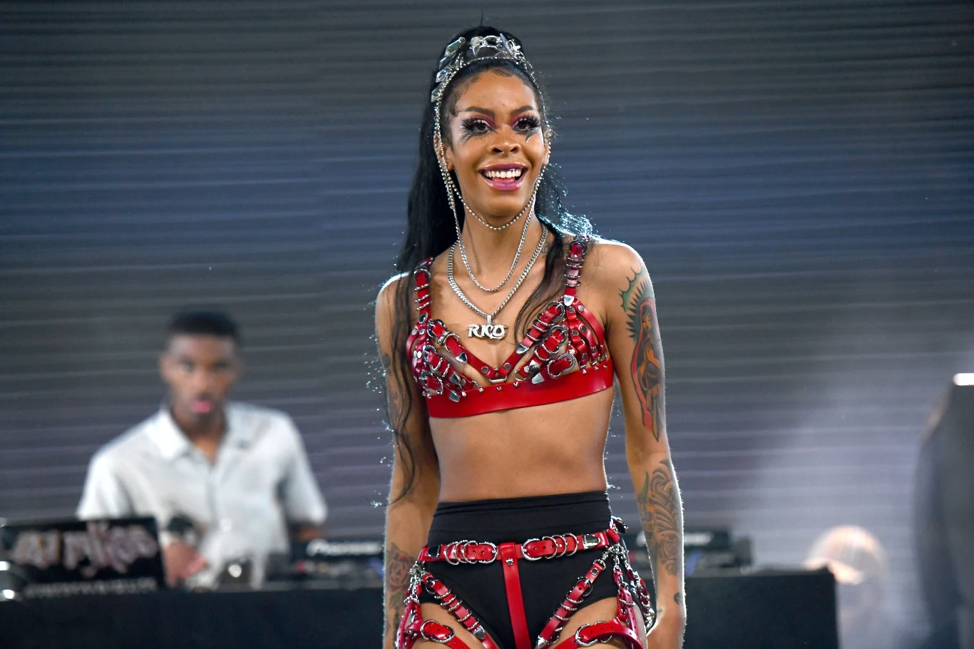 Raz jest bardziej słodka, a w muzyce kieruje się mocniej w stronę popu, innym razem agresywna, mroczna, skupia się na surowym brzmieniu. Zawsze jednak pozostaje w tym wszystkim postacią bardzo charyzmatyczną. 