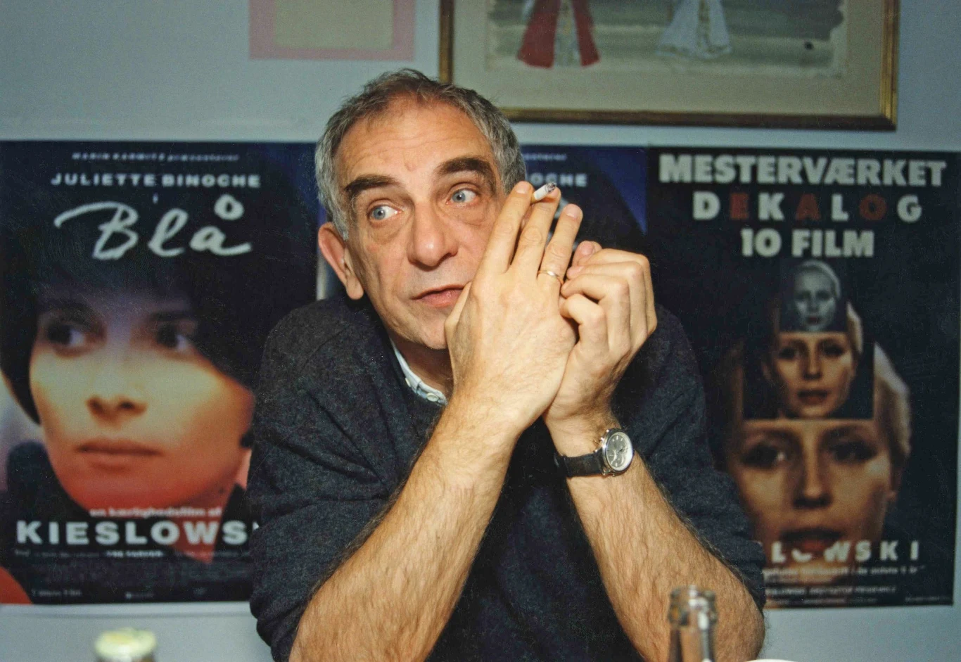 Kieślowski przed premierą "Czerwonego" zapowiadał, że będzie to jego ostatni film. Los nie pozwolił mu na złamanie tej obietnicy. 13 marca, niecałe dwa lata po premierze zamknięcia "Trzech kolorów" reżyser zmarł podczas nieudanej operacji, jaką przechodził po ataku serca. Został pochowany na warszawskich Starych Powązkach.

Na zdjęciu: Krzysztof Kieślowski