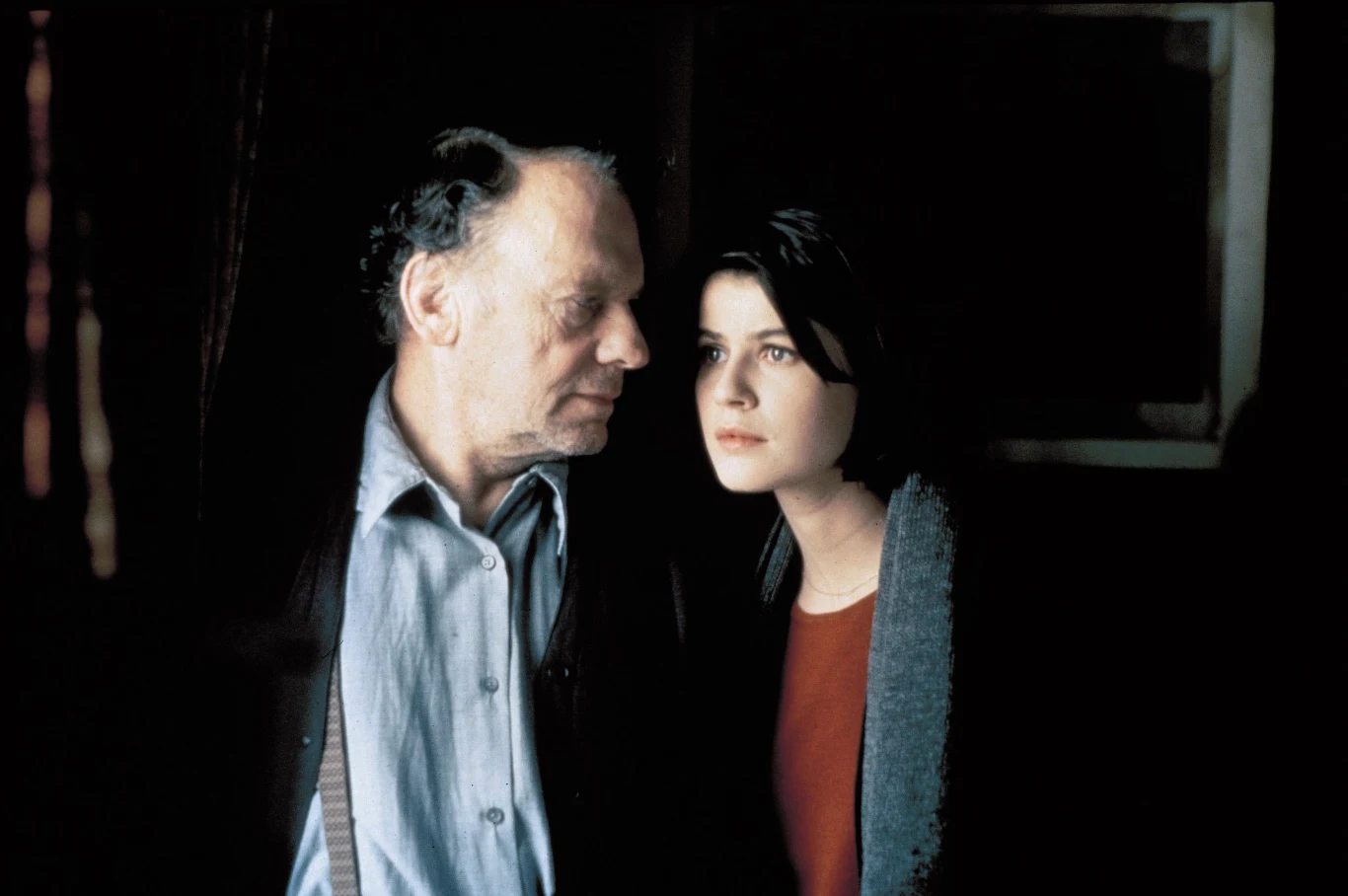 Główną bohaterka filmu była Valentine (Irène Jacob), która podczas podróży potrąca psa. Zabiera ranne zwierzę ze sobą i próbuje znaleźć jego właściciela. Okazuje się nim emerytowany sędzia (Jean-Louis Trintignant), który w wolnym czasie podsłuchuje rozmowy telefoniczne. Młoda kobieta i samotny starszy pan zaprzyjaźniają się.

Na zdjęciu: Jean-Louis Trintignant i Irene Jacob w filmie "Trzy kolory: Czerwony"