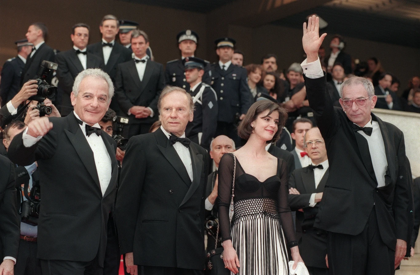 W 1994 roku "Trzy kolory: Czerwony" znalazły się w konkursie głównym festiwalu w Cannes. Kieślowski od początku uchodził za faworyta. Po swoim premierowym pokazie film zebrał bardzo dobre recenzje. Jednak w wieczór przyznania nagród "Czerwony" nie otrzymał absolutnie nic. Jury pod przewodnictwem Clinta Eastwooda przyznało Złotą Palmę Quentinowi Tarantino i jego „Pulp Fiction”. Werdykt z 1994 roku dla jednych jest największym nieporozumieniem w historii festiwalu. Dla innych – jedną z najsłuszniejszych nagród przyznanych w czasie wszystkich jego edycji. 

Na zdjęciu: Marin Karmitz, Jean-Louis Trintignant, Irene Jacob i Krzysztof Kieślowski podczas premiery filmu w Cannes