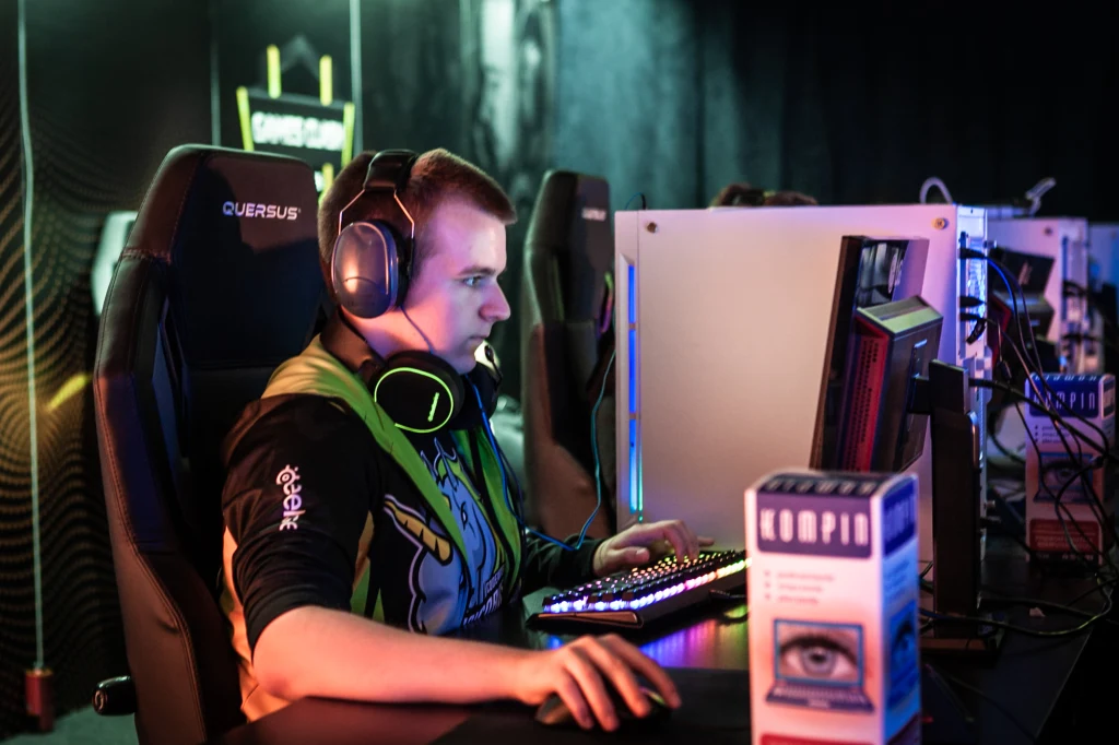 Szymon "Crityourface" Pluta.