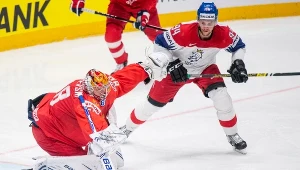 Radek Faksa w ataku na bramkę Andrieja Wasilewskiego