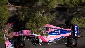 Sergio Perez w bolidzie Racing Point na torze ulicznym w Monako