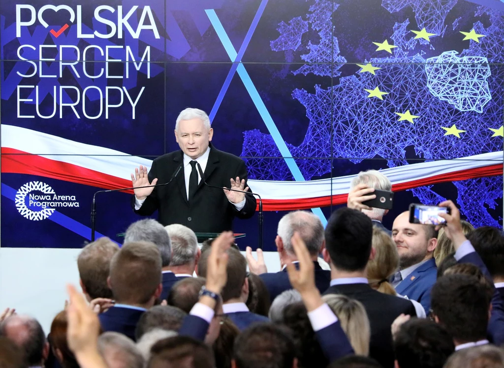 Prezes PiS Jarosław Kaczyński w sztabie wyborczym Prawa i Sprawiedliwości w Warszawie, zdjęcie archiwalne Prezes PiS Jarosław Kaczyński w sztabie wyborczym Prawa i Sprawiedliwości w Warszawie, zdjęcie archiwalne