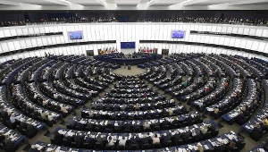 Politico wybrało 17 najbardziej wpływowych europosłów. Jeden Polak został wyróżniony jako kluczowy łącznik z USA.