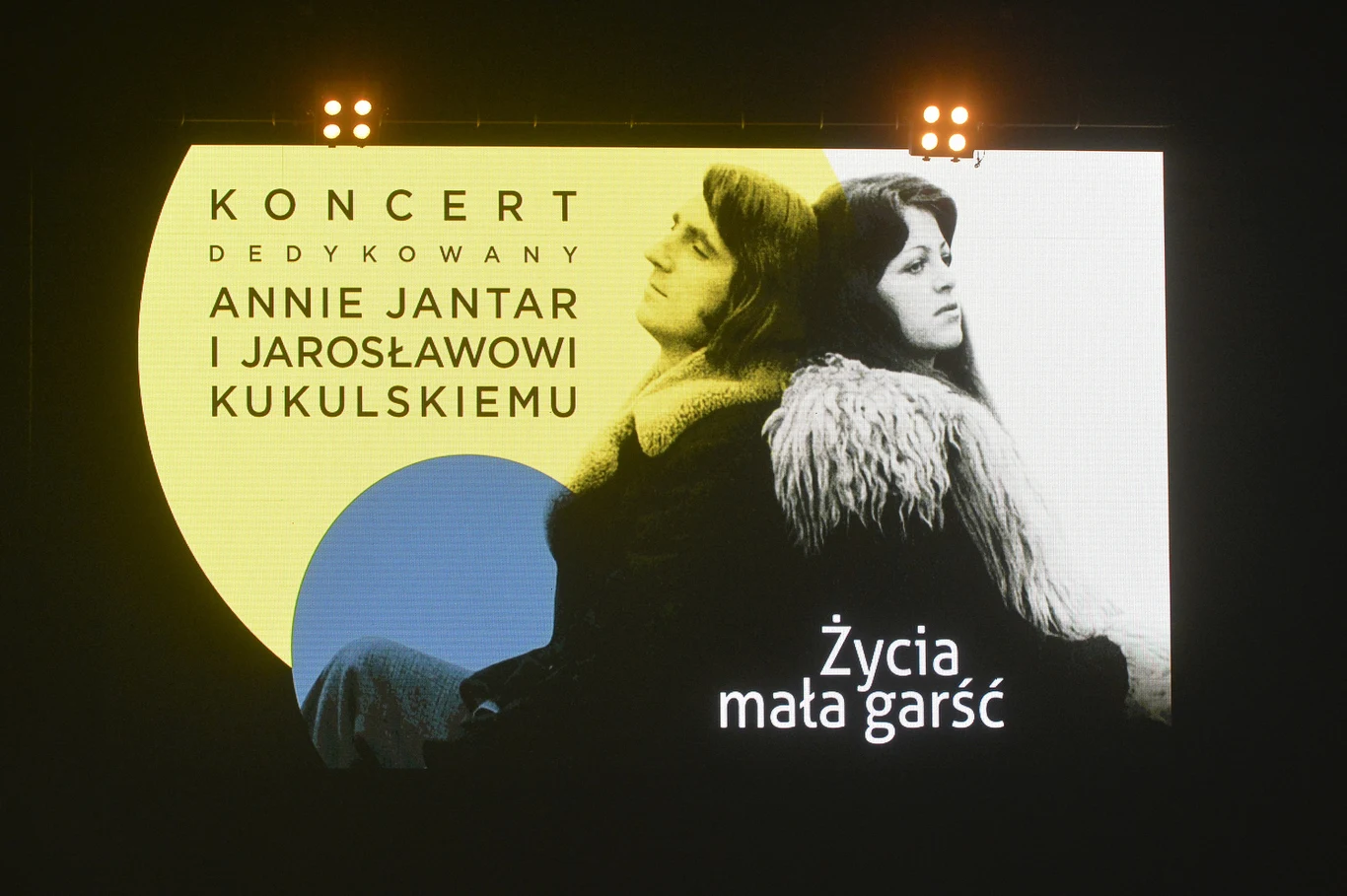 Koncert o tytule "Życia mała garść" miał już swoją premierę w 2012 roku podczas Krajowego Festiwalu Piosenki Polskiej w Opolu. Piosenki Anny Jantar i Jarosława Kukulskiego w latach 70. śpiewała cała Polska. Na koncercie "Życia mała garść" przypomniały je gwiazdy polskiej sceny: Kayah, Katarzyna Groniec, Daria Zawiałow, Dorota Miśkiewicz, Kuba Badach, Marek Piekarczyk i Igor Herbut, którym towarzyszyła Polska Orkiestra Muzyki Filmowej oraz Orkiestra Adama Sztaby pod jego batutą.