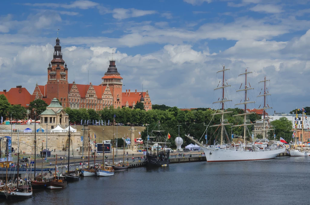 Z Wałów Chrobrego w Szczecinie roztacza się widok na port