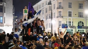 Fińscy kibice świętują w Helsinkach