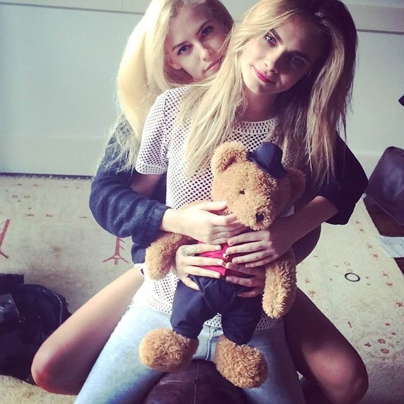 W 2016 roku Keough wystąpiła w serialu "Dziewczyna z doświadczeniem". Wcieliła się w studentkę prawa, która zaczyna dorabiać jako ekskluzywna prostytutka. Jej rola spotkała się z dobrym przyjęciem widzów i krytyki. Keough otrzymała za nią nominację do Złotego Globu.
Na zdjęciu: Riley Keough i Cara Delevingne W 2016 roku Keough wystąpiła w serialu "Dziewczyna z doświadczeniem". Wcieliła się w studentkę prawa, która zaczyna dorabiać jako ekskluzywna prostytutka. Jej rola spotkała się z dobrym przyjęciem widzów i krytyki. Keough otrzymała za nią nominację do Złotego Globu.
Na zdjęciu: Riley Keough i Cara Delevingne