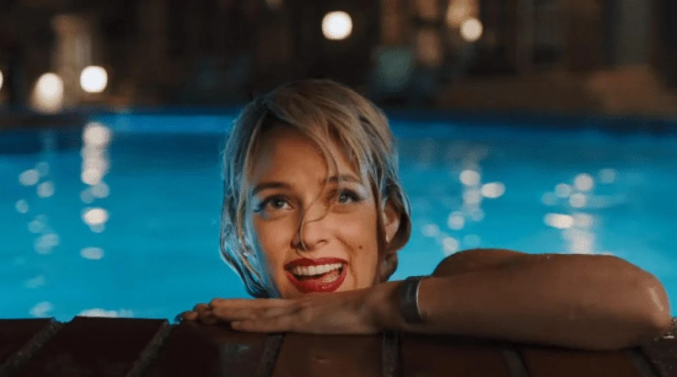 Z kolei w "Tajemnicach Silver Lake" Davida Roberta Mitchella zagrała połączenie famme fatale z głupiutką blondynką w rodzaju tych granych przez Marylin Monroe. Jej bohaterka zawraca w głowie młodemu nierobowi (Andrew Garfield). Gdy znika, mało rozgarnięty i wiecznie naćpany bohater postanawia ją znaleźć.
Na zdjęciu: Riley Keough w filmie "Tajemnice Silver Lake" Z kolei w "Tajemnicach Silver Lake" Davida Roberta Mitchella zagrała połączenie famme fatale z głupiutką blondynką w rodzaju tych granych przez Marylin Monroe. Jej bohaterka zawraca w głowie młodemu nierobowi (Andrew Garfield). Gdy znika, mało rozgarnięty i wiecznie naćpany bohater postanawia ją znaleźć.
Na zdjęciu: Riley Keough w filmie "Tajemnice Silver Lake"