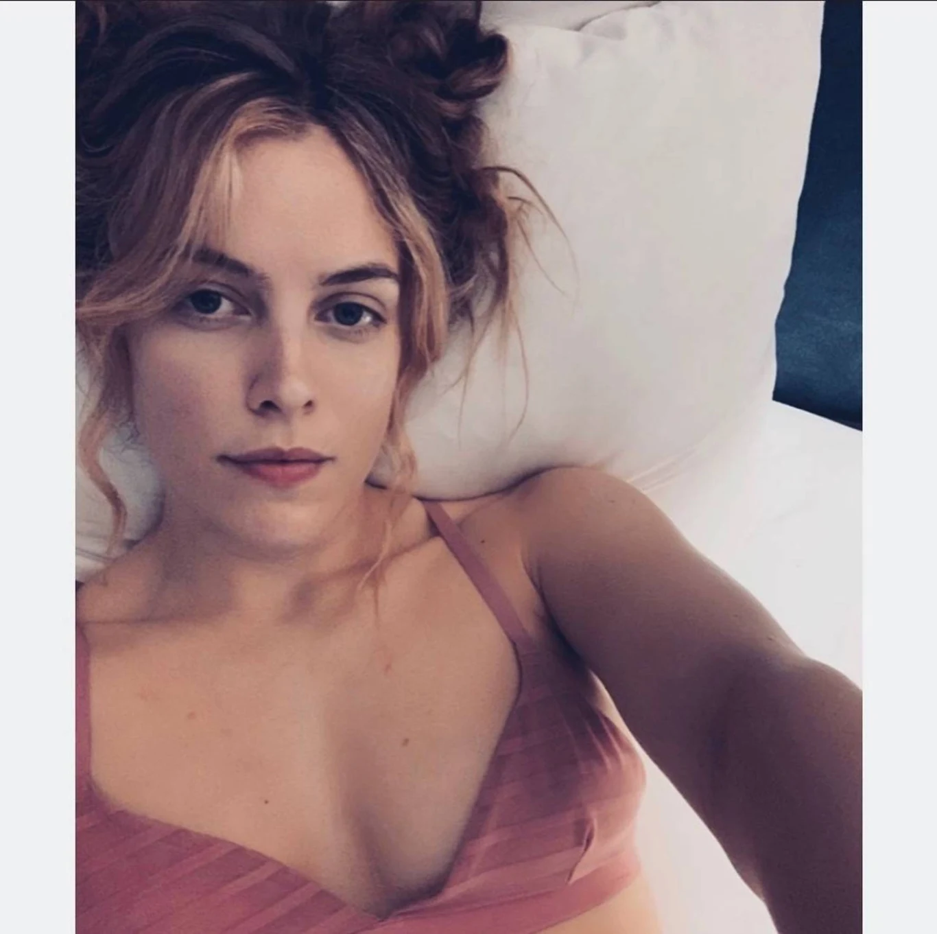 Keough debiutowała w 2010 roku drugoplanową rolą w filmie "The Runaways: Prawdziwa historia". Wcieliła się w siostrę Cherie Currie, wokalistki tytułowej grupy muzycznej. Rok później wystąpiła w dramacie "Dobry doktor" u boku Orlanda Blooma. Z kolei w 2012 roku pojawiła się w małej roli początkującej striptizerki w "Magic Mike’u" z Channingiem Tatumem.
Na zdjęciu: Riley Keough Keough debiutowała w 2010 roku drugoplanową rolą w filmie "The Runaways: Prawdziwa historia". Wcieliła się w siostrę Cherie Currie, wokalistki tytułowej grupy muzycznej. Rok później wystąpiła w dramacie "Dobry doktor" u boku Orlanda Blooma. Z kolei w 2012 roku pojawiła się w małej roli początkującej striptizerki w "Magic Mike’u" z Channingiem Tatumem.
Na zdjęciu: Riley Keough