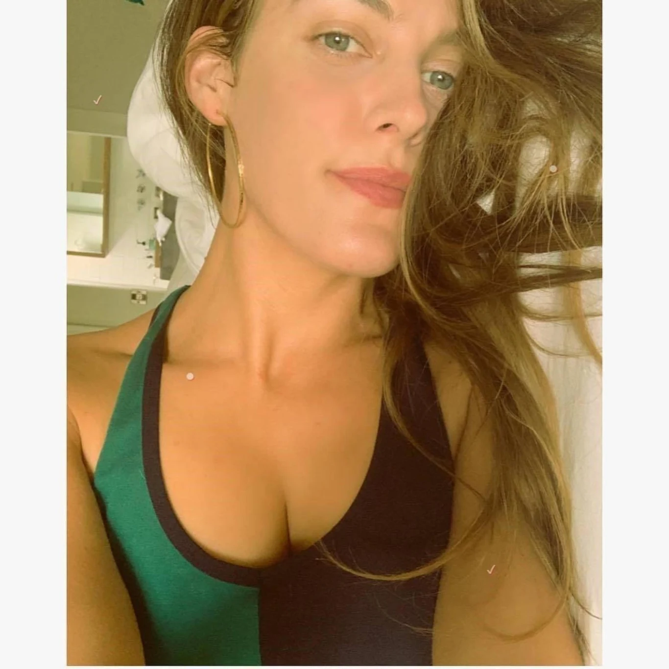 Światową sławę przyniósł jej udział w postapokaliptycznym widowisku "Mad Max: Na drodze gniewu" (2015) George’a Millera. Keough wcieliła się w jedną z żon tyrana, której tytułowy bohater pomaga w ucieczce. Na planie filmu aktorka poznała kaskadera Bena Smitha-Petersena, z którym w 2015 roku wzięła ślub.
Na zdjęciu: Riley Keough Światową sławę przyniósł jej udział w postapokaliptycznym widowisku "Mad Max: Na drodze gniewu" (2015) George’a Millera. Keough wcieliła się w jedną z żon tyrana, której tytułowy bohater pomaga w ucieczce. Na planie filmu aktorka poznała kaskadera Bena Smitha-Petersena, z którym w 2015 roku wzięła ślub.
Na zdjęciu: Riley Keough