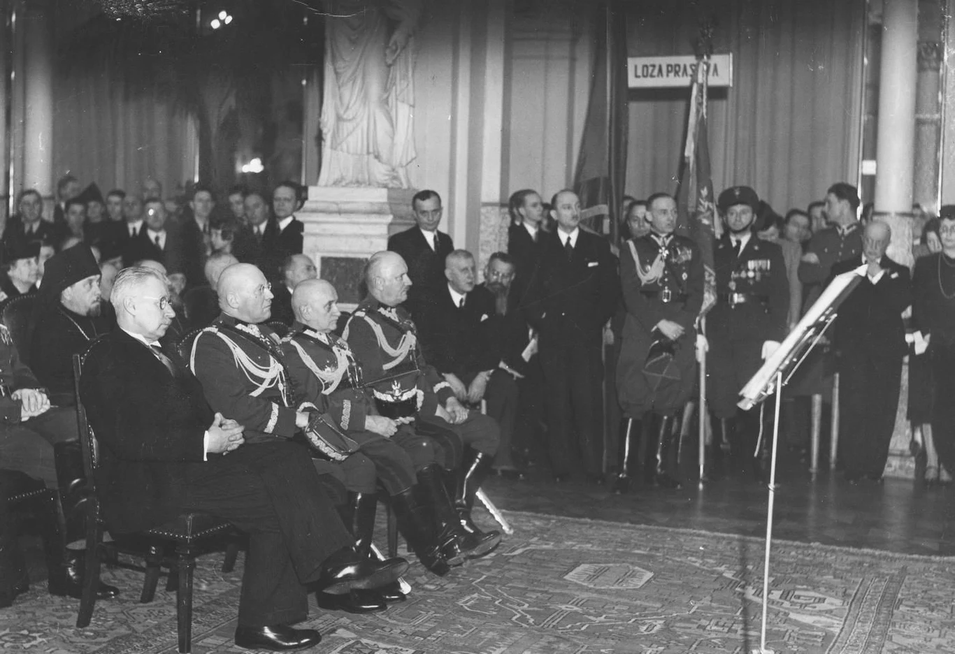 Generał Jerzy Wołkowicki (siedzi drugi z prawej) nie podzielił losu tysięcy polskich oficerów zamordowanych przez Sowietów w 1940 r. za sprawą kilku zdań wypowiedzianych 35 lat wcześniej 