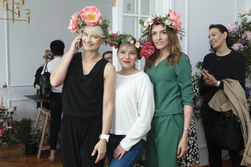 Podczas spotkania zaprezentowana została nowa odsłona kultowego olejku Huile Prodigieuse Florale, stworzonego z myślą o kobietach, które w zależności od nastroju mogą sięgnąć po klasyczną lub bardziej kwiatową nutę zapachową. Ten świeży, zmysłowy i uzależniający zapach powstał przy współpracy z senselierką Irène Farmachidi. Florale podobnie jak klasyczny Huile Prodigieuse ma formułę suchego olejku. Zawiera 96,9% składników pochodzenia naturalnego i łączy siedem cennych olejów roślinnych. Podczas spotkania zaprezentowana została nowa odsłona kultowego olejku Huile Prodigieuse Florale, stworzonego z myślą o kobietach, które w zależności od nastroju mogą sięgnąć po klasyczną lub bardziej kwiatową nutę zapachową. Ten świeży, zmysłowy i uzależniający zapach powstał przy współpracy z senselierką Irène Farmachidi. Florale podobnie jak klasyczny Huile Prodigieuse ma formułę suchego olejku. Zawiera 96,9% składników pochodzenia naturalnego i łączy siedem cennych olejów roślinnych.