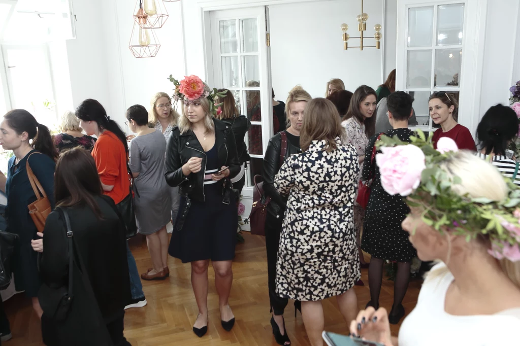 Podczas spotkania zaprezentowana została nowa odsłona kultowego olejku Huile Prodigieuse Florale, stworzonego z myślą o kobietach, które w zależności od nastroju mogą sięgnąć po klasyczną lub bardziej kwiatową nutę zapachową. Ten świeży, zmysłowy i uzależniający zapach powstał przy współpracy z senselierką Irène Farmachidi. Florale podobnie jak klasyczny Huile Prodigieuse ma formułę suchego olejku. Zawiera 96,9% składników pochodzenia naturalnego i łączy siedem cennych olejów roślinnych. Podczas spotkania zaprezentowana została nowa odsłona kultowego olejku Huile Prodigieuse Florale, stworzonego z myślą o kobietach, które w zależności od nastroju mogą sięgnąć po klasyczną lub bardziej kwiatową nutę zapachową. Ten świeży, zmysłowy i uzależniający zapach powstał przy współpracy z senselierką Irène Farmachidi. Florale podobnie jak klasyczny Huile Prodigieuse ma formułę suchego olejku. Zawiera 96,9% składników pochodzenia naturalnego i łączy siedem cennych olejów roślinnych.