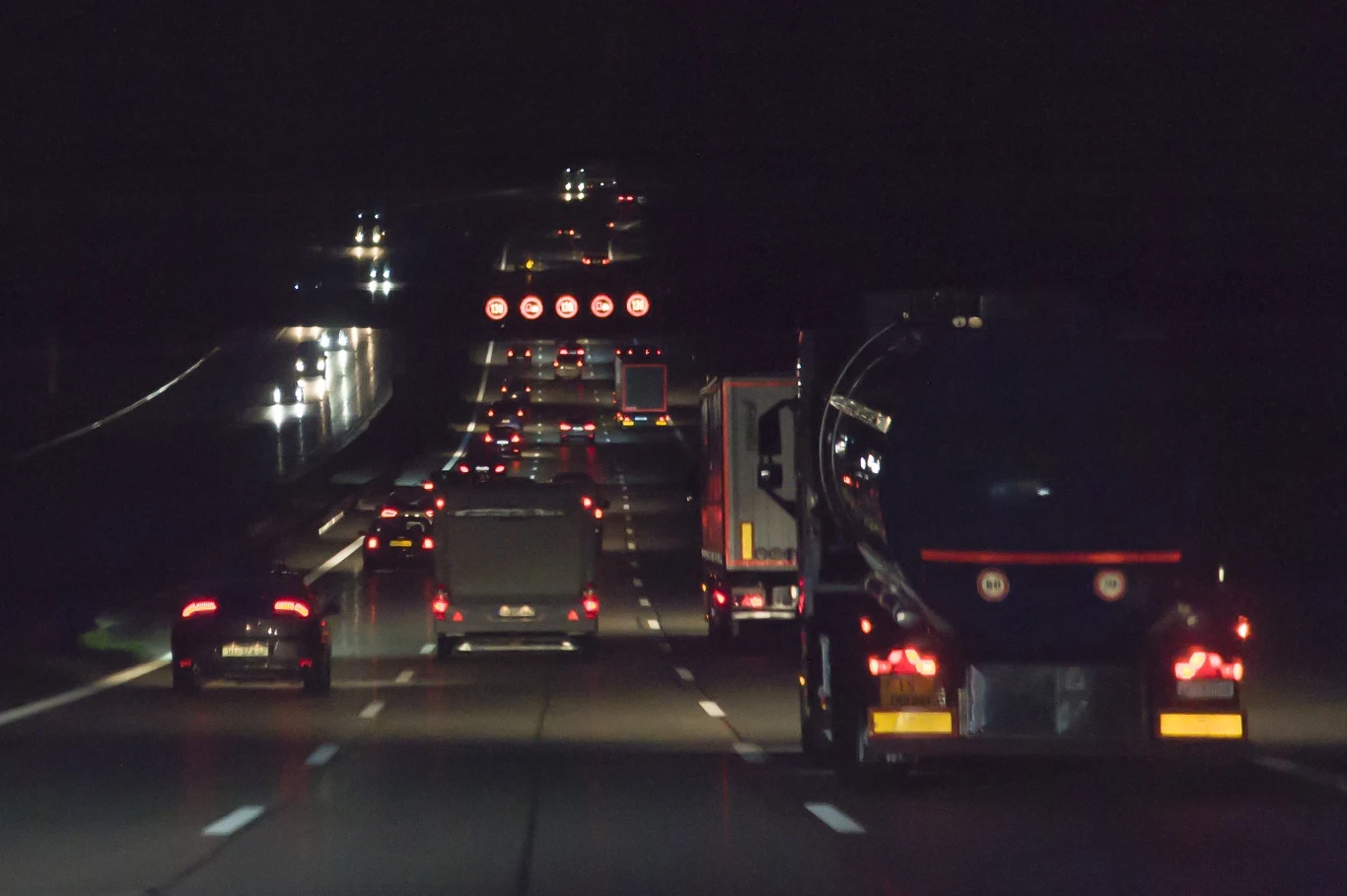 "W nowych ciężarówkach jest zaawansowana elektronika, przez co jeździ się nimi wygodniej i bezpieczniej. Jednocześnie stwarza to większe problemy w oszukiwaniu tachografu" (zdjęcie ilustracyjne)