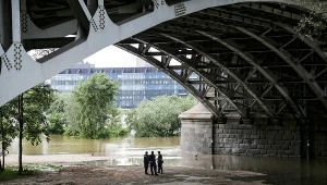Fala wezbraniowa dotarła dziś rano do stolicy, na zdjęciu praski brzeg Wisły w momencie przejścia fali wezbraniowej przez Mazowsze