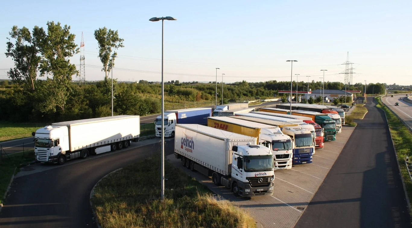 "Za chwilę wjechaliśmy na parking, w slangu drogowym zwany PARKÓWKĄ. Zbyszek przydusił na powitanie klakson, a kilku facetów stojących nad grillem na trawniku odwróciło się i uniosło w naszą stronę trzymane w rękach tyskacze"