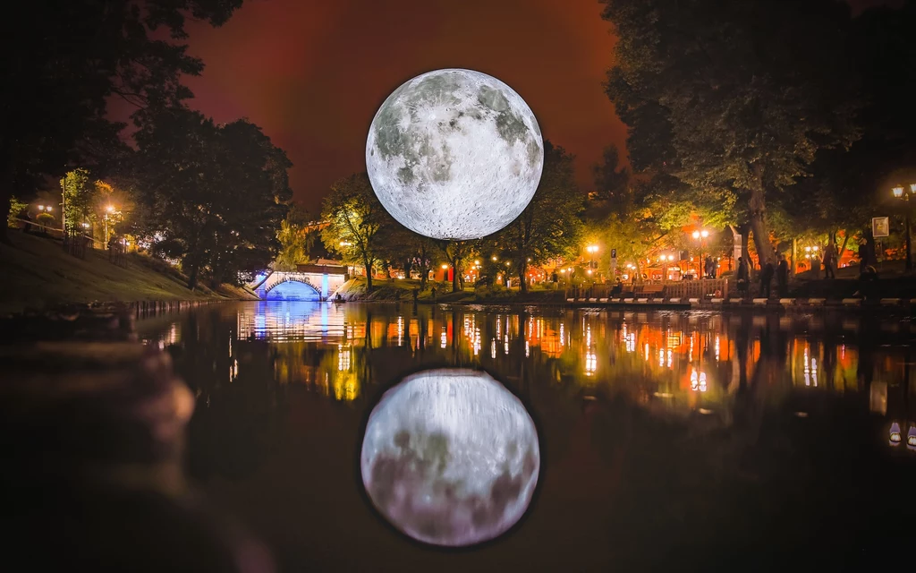 Museum of Moon to instalacja podróżująca po całym świecie. Niezależnie od szerokości geograficznej cieszy się ona ogromną popularnością!