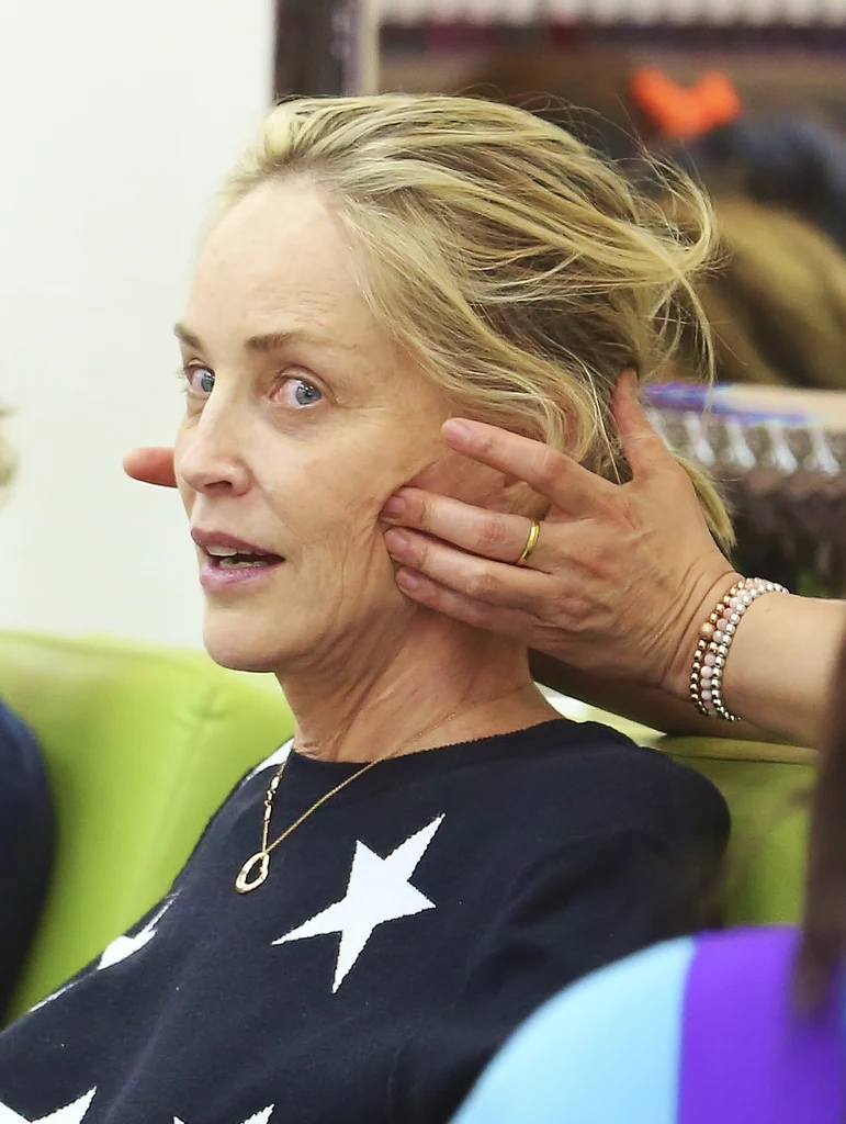Sharon Stone podczas masażu twarzy