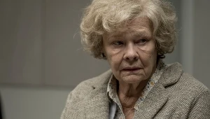 Judi Dench w scenie z filmu "Tajemnice Joan"