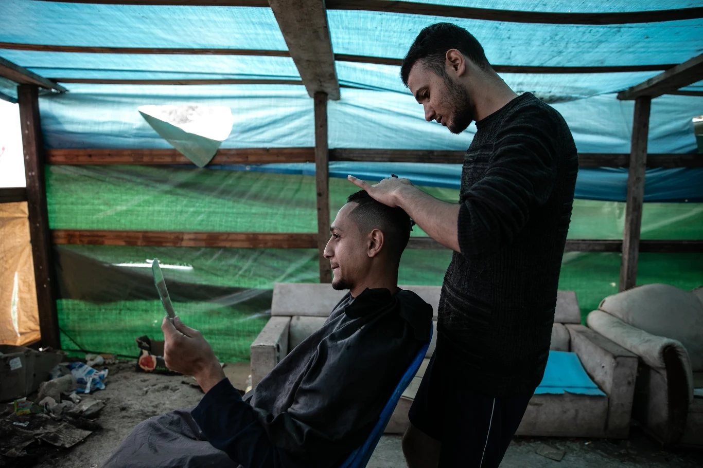 Strzyżenie w salonie fryzjerskim krytym plandeką