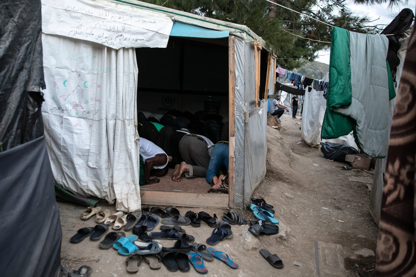 Muzułmańscy uchodźcy podczas rytualnej modlitwy