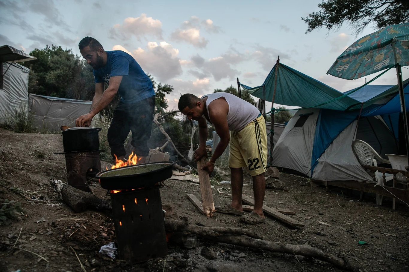 Uchodźcy z Palestyny przyrządzają obiad