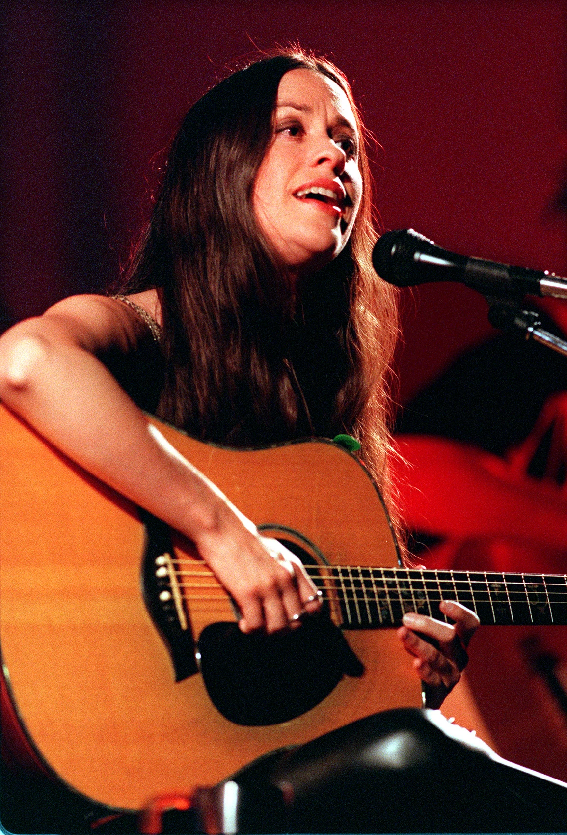 Alanis Morissette 1 czerwca kończy 45 lat. Ta kanadyjska wokalistka jest także kompozytorką i autorką tekstów. 
