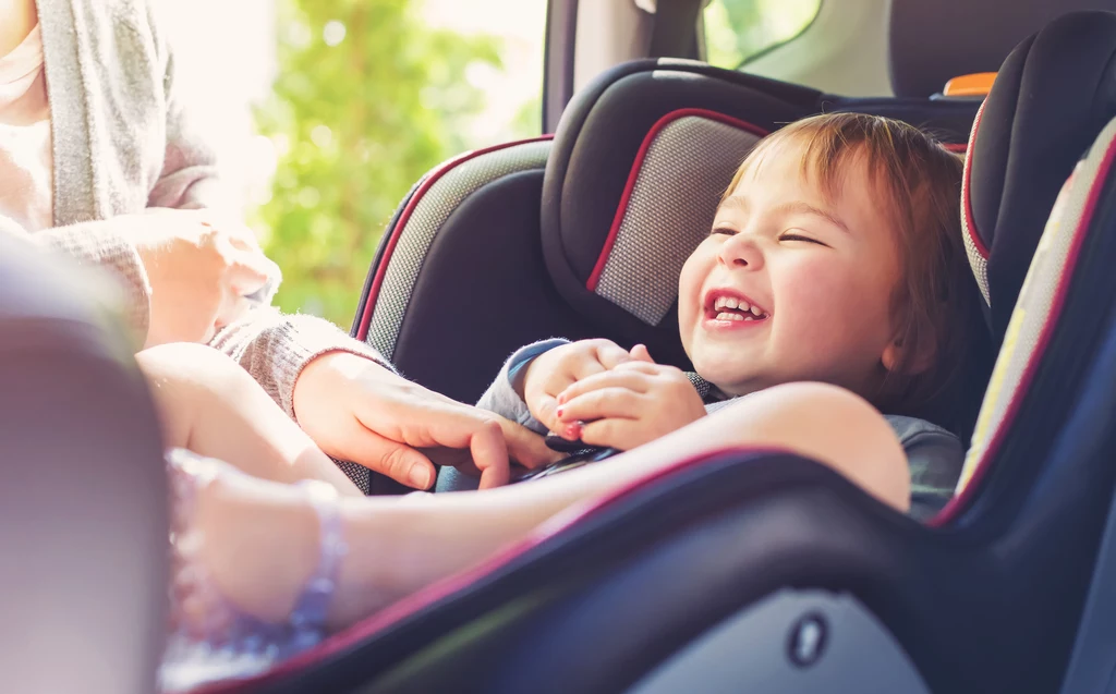 Podróżując samochodem z dzieckiem pamiętajmy o postojach, w czasie których wyjmiemy je z fotelika