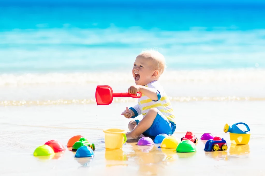 Dzieci uwielbiają zabawy na piaszczystej plaży