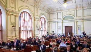 Gdańscy radni głosują w sprawie apelu klubu radnych Koalicji Obywatelskiej, protestującego przeciwko projektowi ustawy zakładającej "wywłaszczenie" pola bitwy na Westerplatte