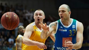 Koszykarz Arki Gdynia Dariusz Wyka (z lewej) i Szymon Szewczyk z Anwilu Włocławek