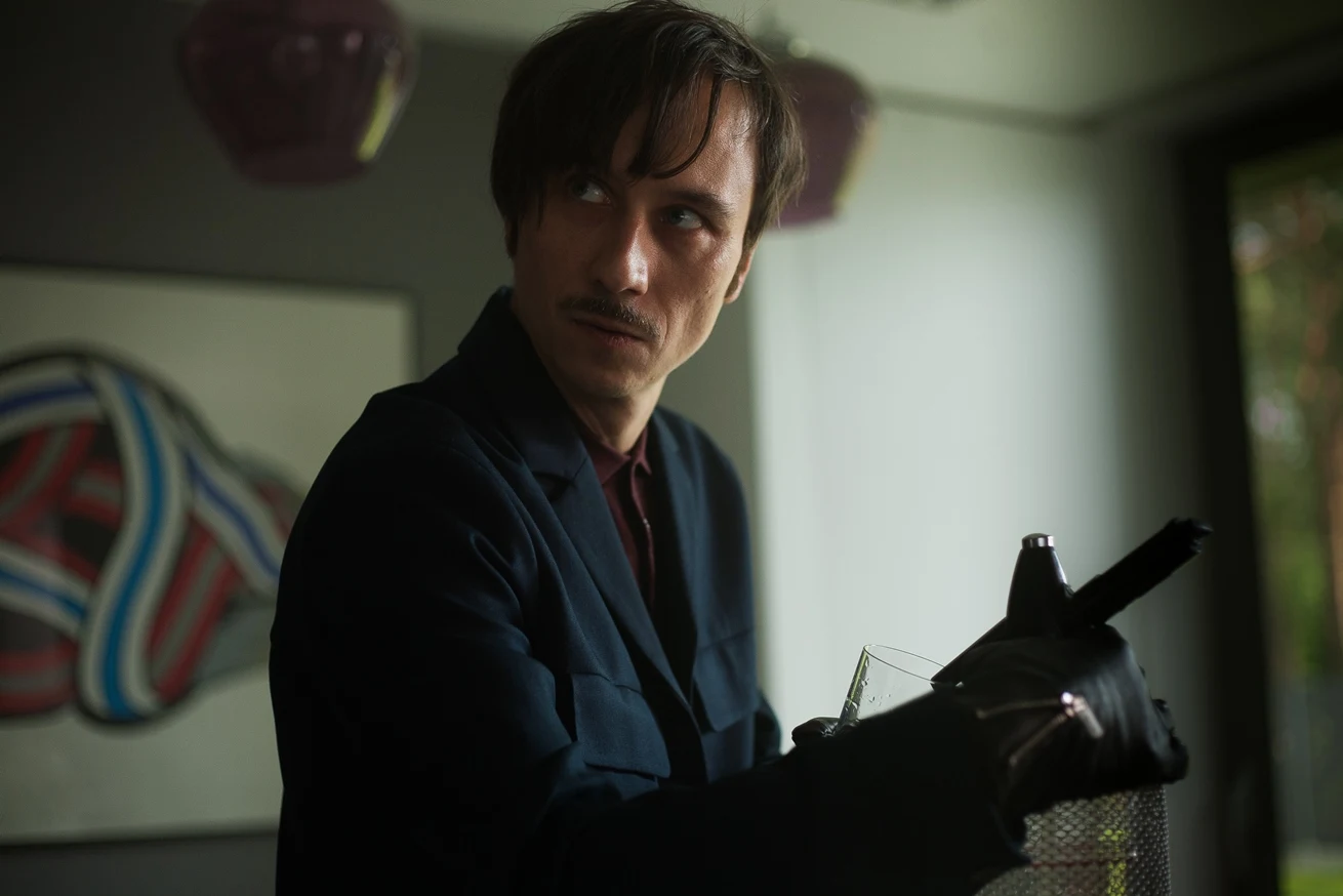 Każde z nich wierzy, że zwycięstwo w programie, w którym muszą wyjawić publiczności swoje największe sekrety, przyniesie wielkie pieniądze oraz pomoże w realizacji najskrytszych marzeń. 