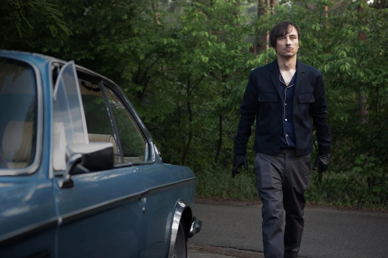 Wtedy właśnie do Mata zgłasza się prowadząca show, Kai (Agata Buzek) i oferuje mu pomoc w sfinansowaniu filmu. Ale stawia warunek - rolę, którą miała zagrać Celia, dostanie… Yvonne.