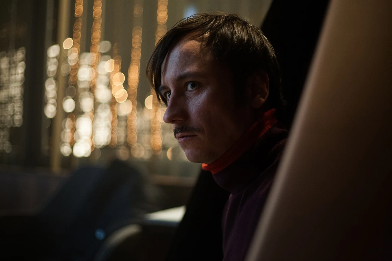 Rafał Maćkowiak w scenie z filmu "Ja teraz kłamię"