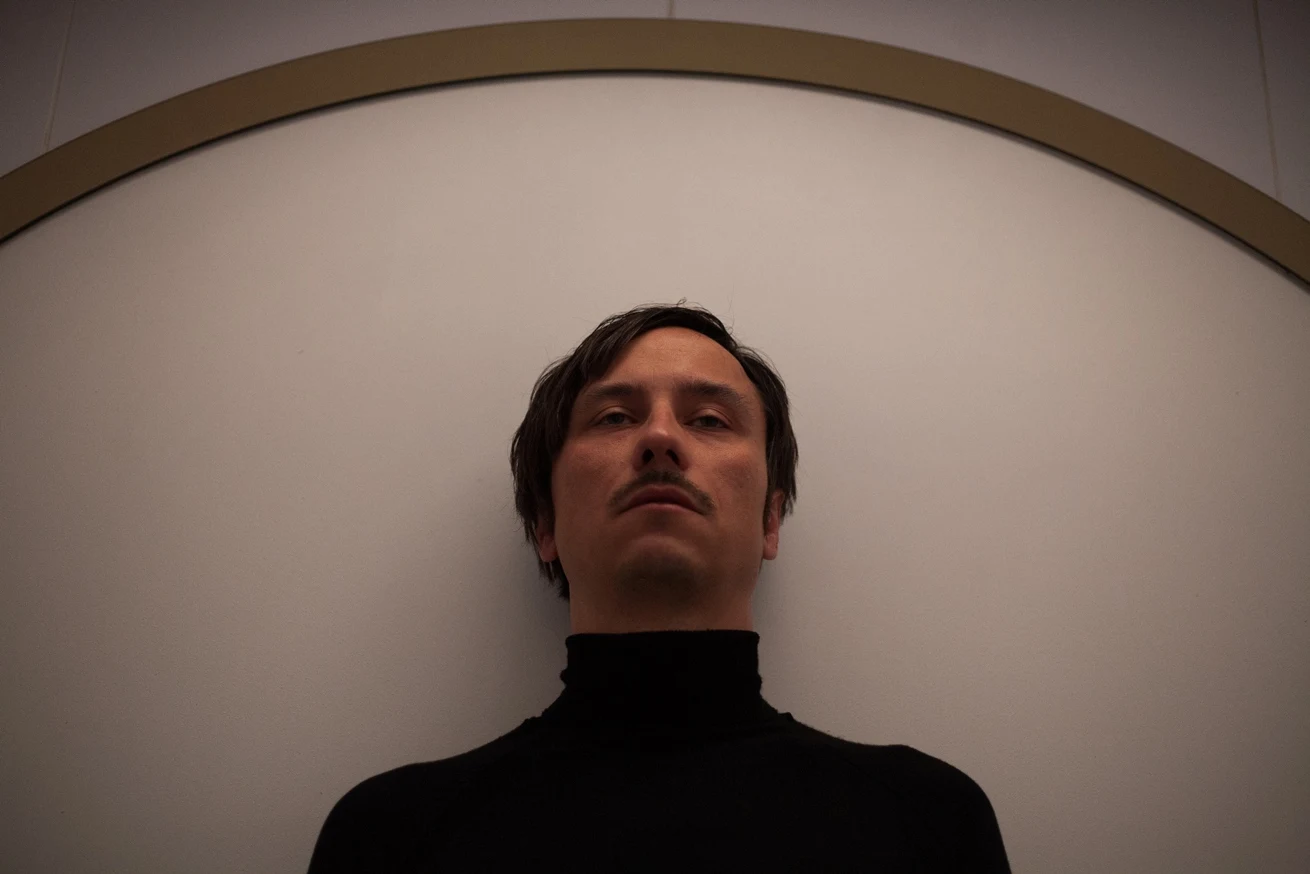 "Ja teraz kłamię" to wysmakowana wizualnie, pełna dwuznaczności i zagadek opowieść o trójce celebrytów, których osobiste historie przenikają się, wciągając widza do przewrotnej gry, której finał zaskoczy absolutnie wszystkich. 