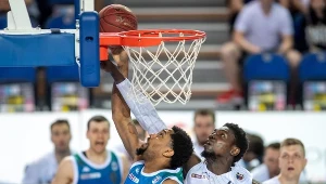 Zawodnik Polskiego Cukru Toruń Cheikh Mbodj (P) i Chase Simon (L) z Anwilu Włocławek
