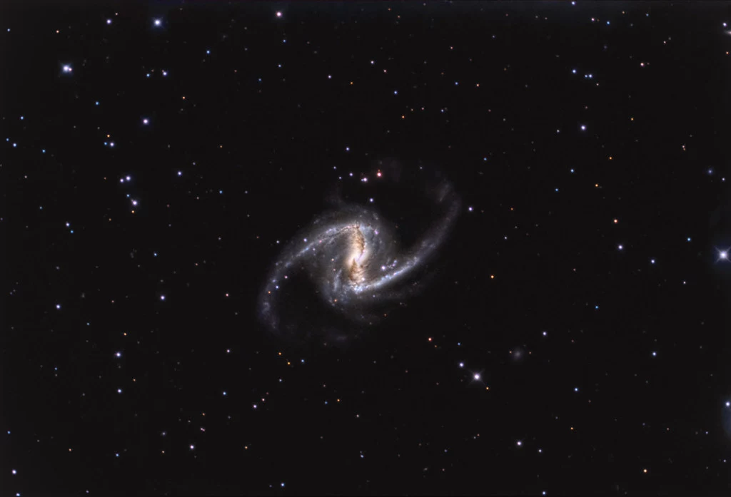 Galaktyka NGC 1365 w Gwiazdozbiorze Pieca