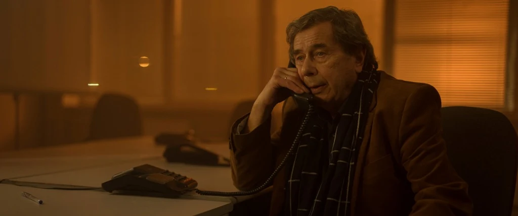 Osiem lat później do Gdyni ściąga ją jej były szef, Nowicki (Janusz Gajos), wysoki oficer CBŚ, który stoi na czele zespołu prowadzącego dochodzenie w sprawie biznesowopolitycznych powiązań na Pomorzu. Grupa ma za zadanie rozpracowanie przestępców zajmujących się budowaniem piramidy finansowej o ogromnym zasięgu.