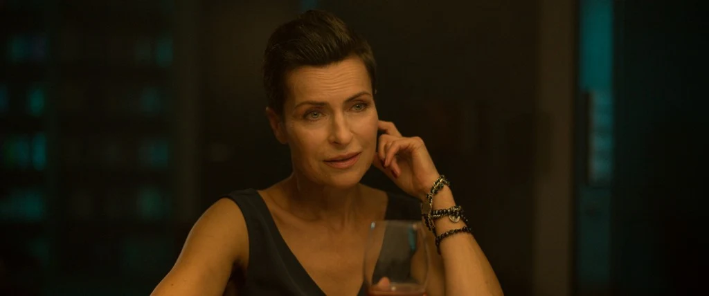 Jak reżyserowi udało się zgromadzić na planie tyle gwiazd polskiego kina? "Pracując nad scenariuszem  przeważnie mam już upatrzonych aktorów do konkretnych ról i tworząc filmowe postacie mogę wpisać cechy aktora, którego znam. To mi ułatwia pracę, dzięki temu mam pewność, że rola jest dobrze obsadzona, że odpowiada jego emploi, że bohater filmowy ma cechy psychiczne i fizyczne aktora, który go gra.  Oczywiście, czasem się zdarza, że wymarzony do roli aktor jest akurat zajęty i trzeba go zastąpić kimś innym, ale taka sytuacja też bywa z punktu widzenia reżysera ciekawa" - przyznaje Jacek Bromski.