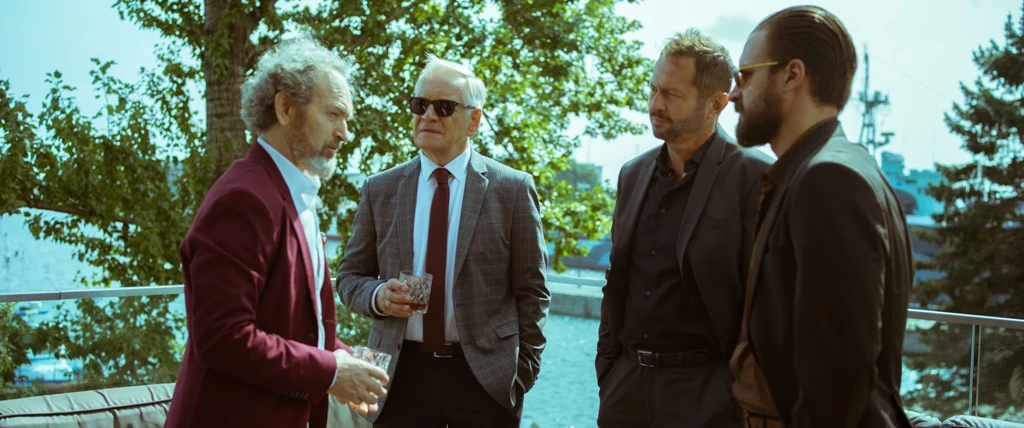 "Mój film to inspirowany prawdziwymi wydarzeniami thriller polityczny. 'Solid Gold' wpisuje się w kategorię filmów political fiction, które odsłaniają przed widzem niejasne powiązania i mówią o sprawach dziejących się poza oficjalnym przekazem. Scenariusz opowiada historię wymyśloną i udramatyzowaną dla potrzeb filmu, którą jednak prawdziwe wydarzenia uwiarygodniają, w myśl zasady, że fikcja nieśmiało naśladuje życie" - opowiada Jacek Bromski.