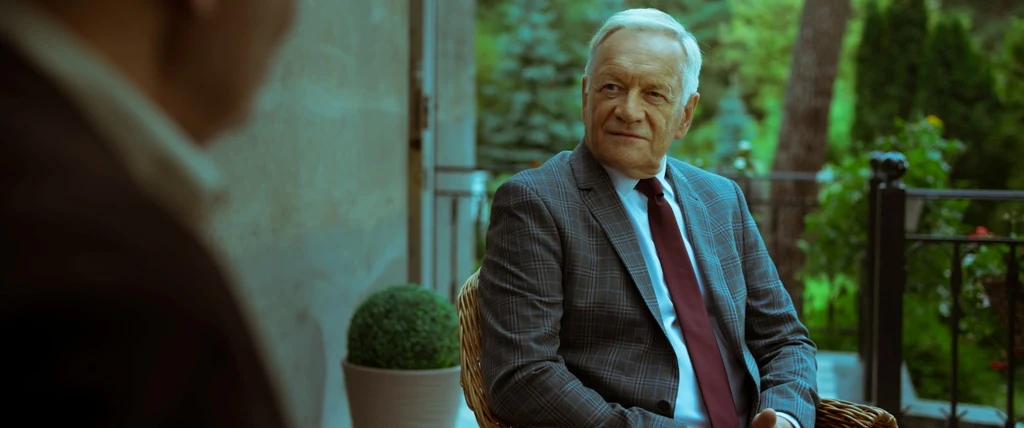 Tropy prowadzą do Kaweckiego (Andrzej Seweryn) - nieuczciwego biznesmana wykorzystującego polityczne znajomości do ochrony własnych interesów. Śledztwo zatacza coraz szersze kręgi i obnaża powiązania świata biznesu, służb i przestępczości zorganizowanej. 