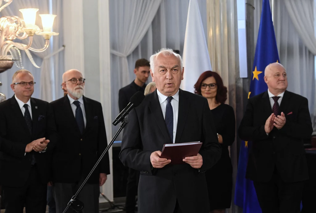 Zastępca przewodniczącego PKW Wiesław Kozielewicz podczas uroczystości wręczenia zaświadczeń o wyborze na posła do Parlamentu Europejskiego Zastępca przewodniczącego PKW Wiesław Kozielewicz podczas uroczystości wręczenia zaświadczeń o wyborze na posła do Parlamentu Europejskiego
